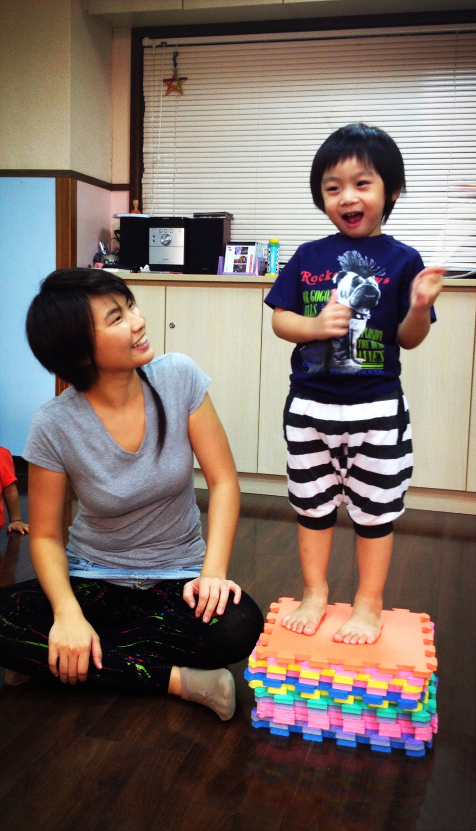 林志穎曬次子學烏克麗麗有模有樣，老三盯著哥哥眼神放空萌態足