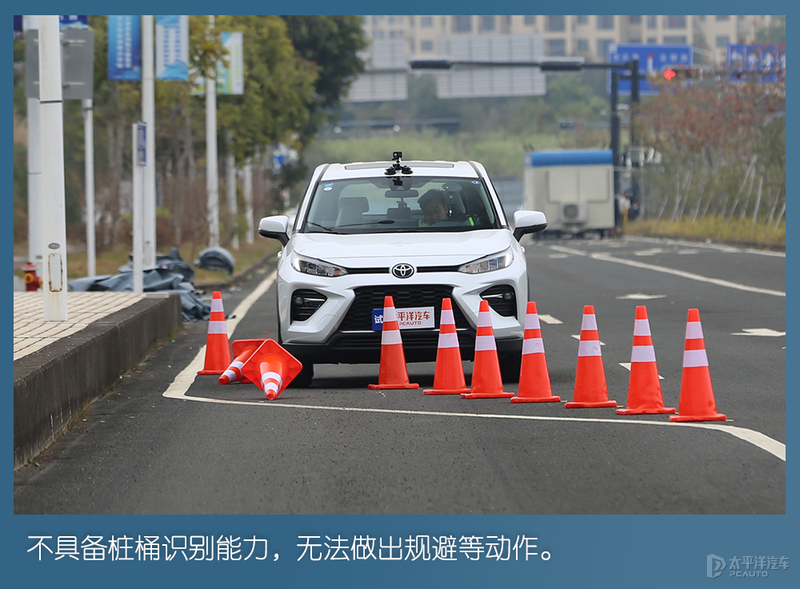 终于轮到丰田威兰达上场，只是还没发威，就把“假人”撞翻