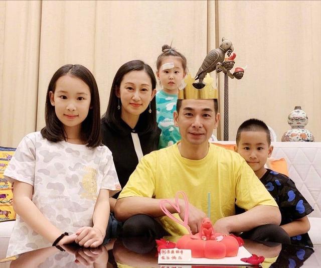 三个孩子以上的明星家庭都有谁？别老是抓着陈浩民，还有更夸张的