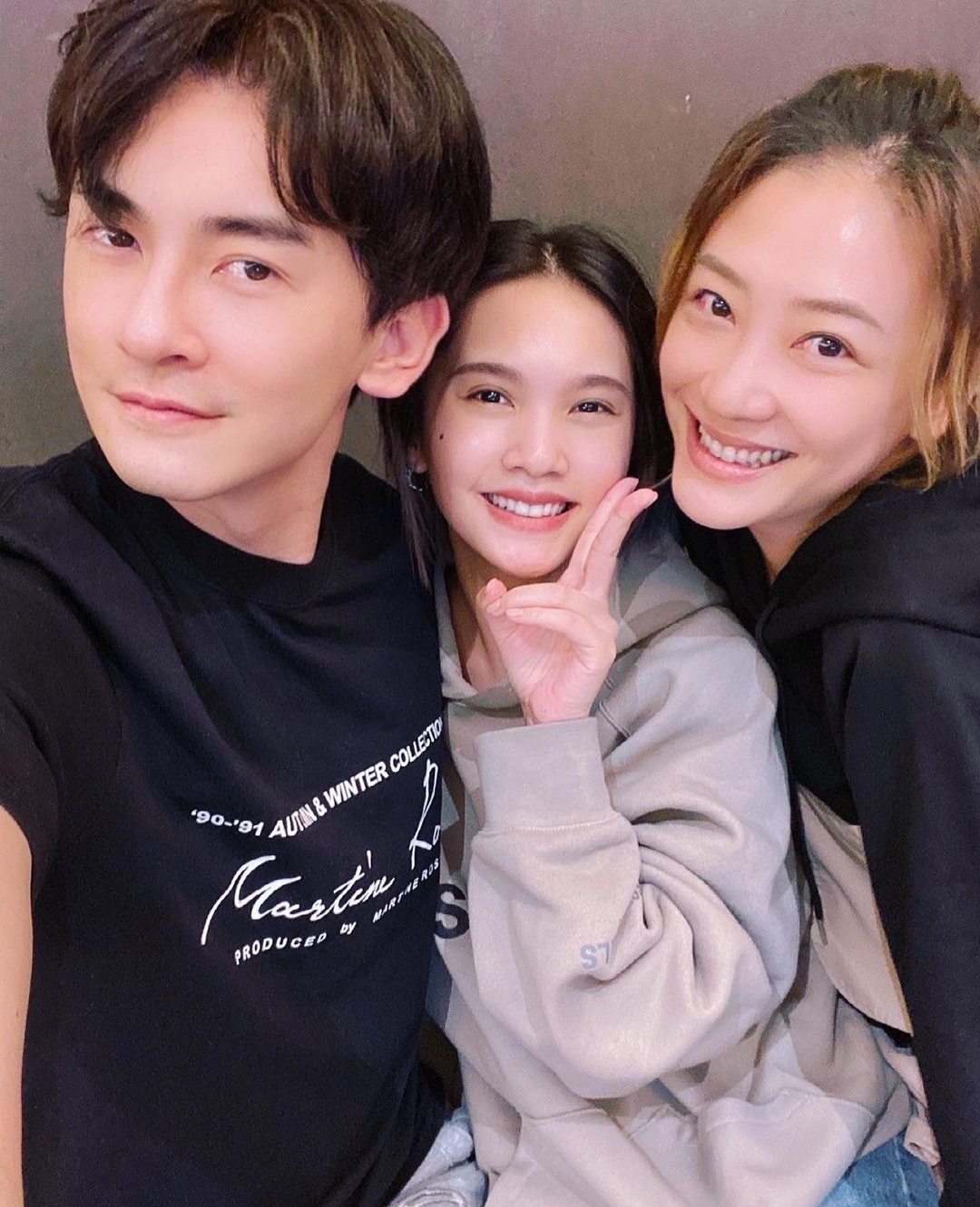 楊丞琳無懼李榮浩吃醋，依偎在鄭元暢肩頭合影，與應采兒長沙小聚