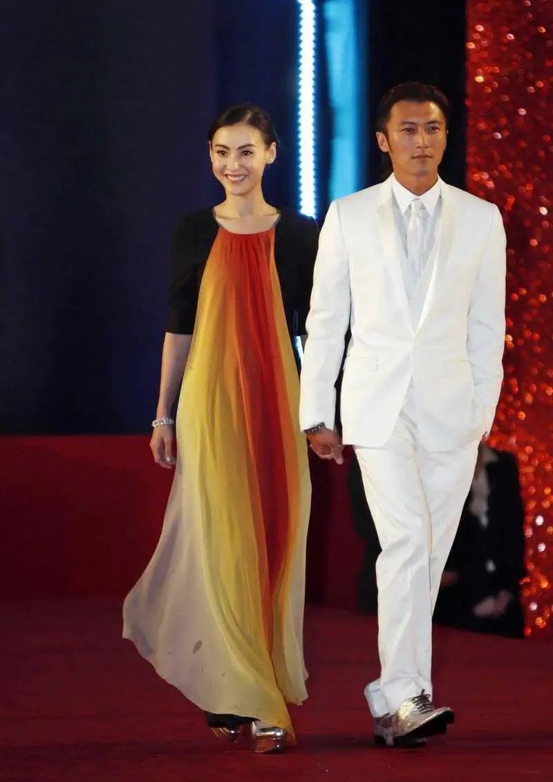 王菲周迅隔空义演：谁说爱过同一个男人，就不