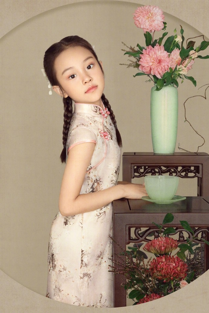 8岁甜馨真有出息,首次t台走秀气场十足,李小璐坐台下一脸傲娇