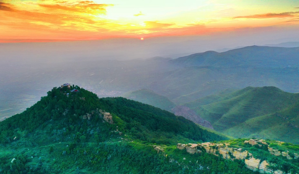 落日滿秋山 武帝山巍峨美麗