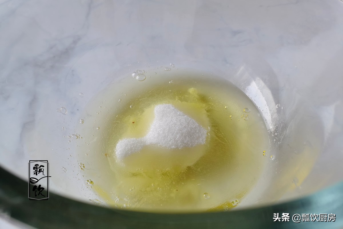 九月南瓜香，做成可口小蛋糕，营养又美味，孩子用手拿着吃超棒