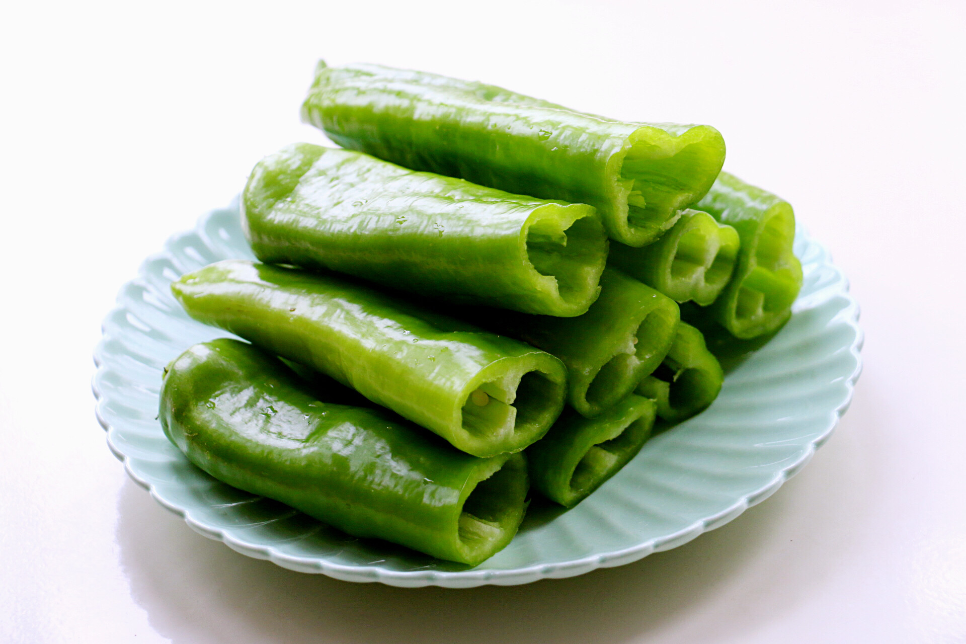 尖椒釀肉用蒸的方法來做，香而不膩，咸鮮微辣，真香