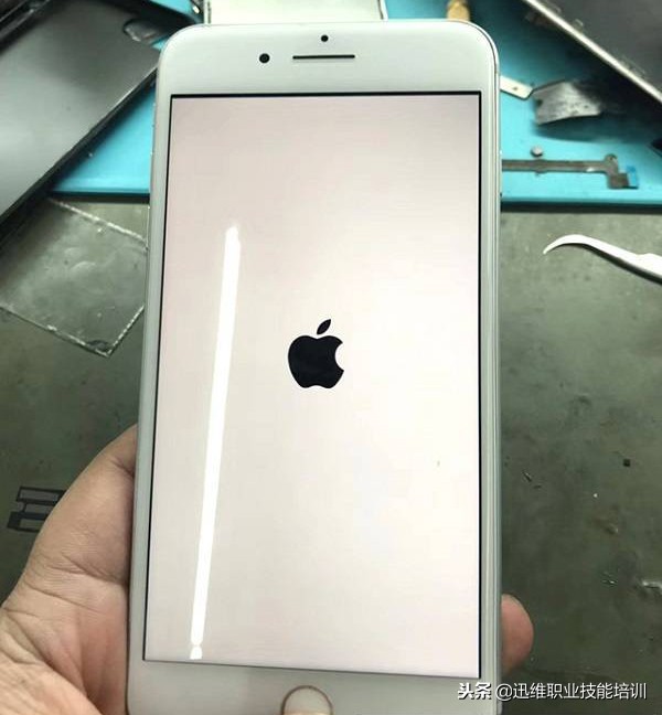 苹果iPhone7启动重新启动卡白苹果，进不了系统，有这工作经验不害怕再被坑