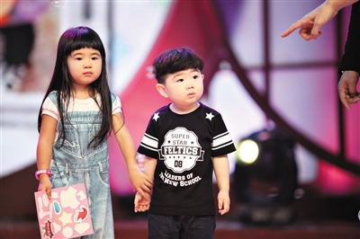 曹格为11岁女儿庆生，Grace姐姐眼神灵动，又瘦又美颜值逆袭