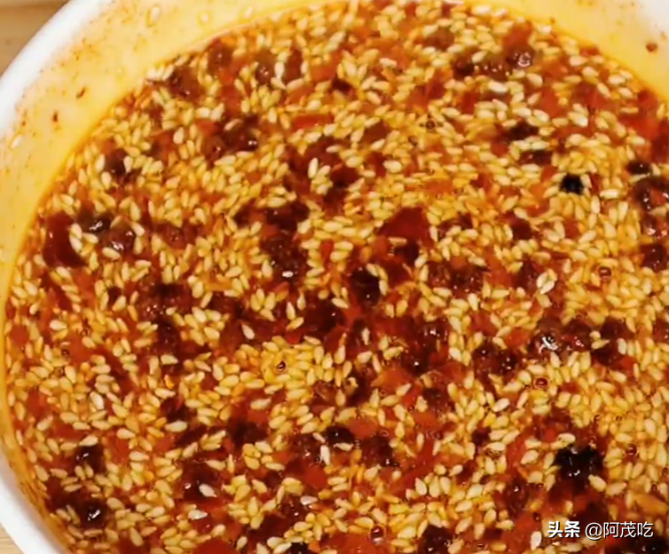 Spicy chicken feet in cold and spicy sauce, it tastes so enjoyable