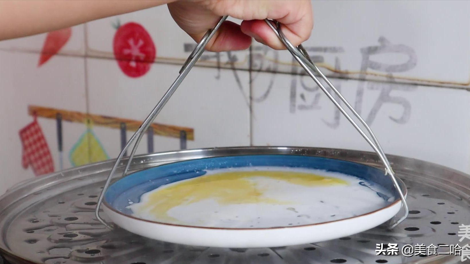 愛吃腸粉不用買，家裡有盤子就能做出來，腸粉透亮筋道，不會斷裂