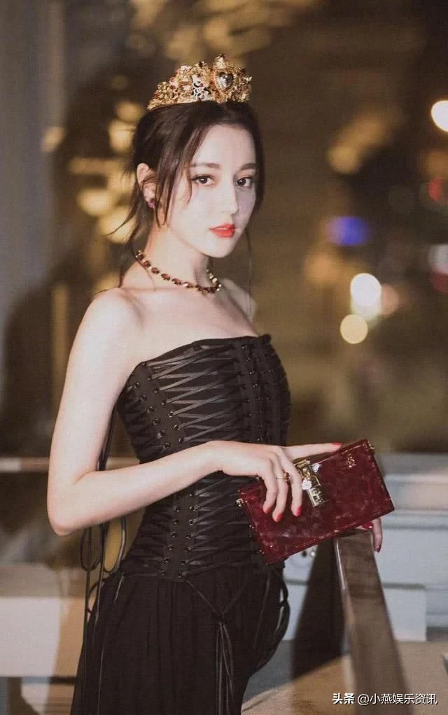 美女明星都钟爱什么美甲？热巴女神，超级喜欢大红色美甲，太美了