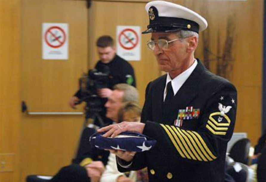 如何判断谁是美军兵王？看谁的袖口金条多，4年