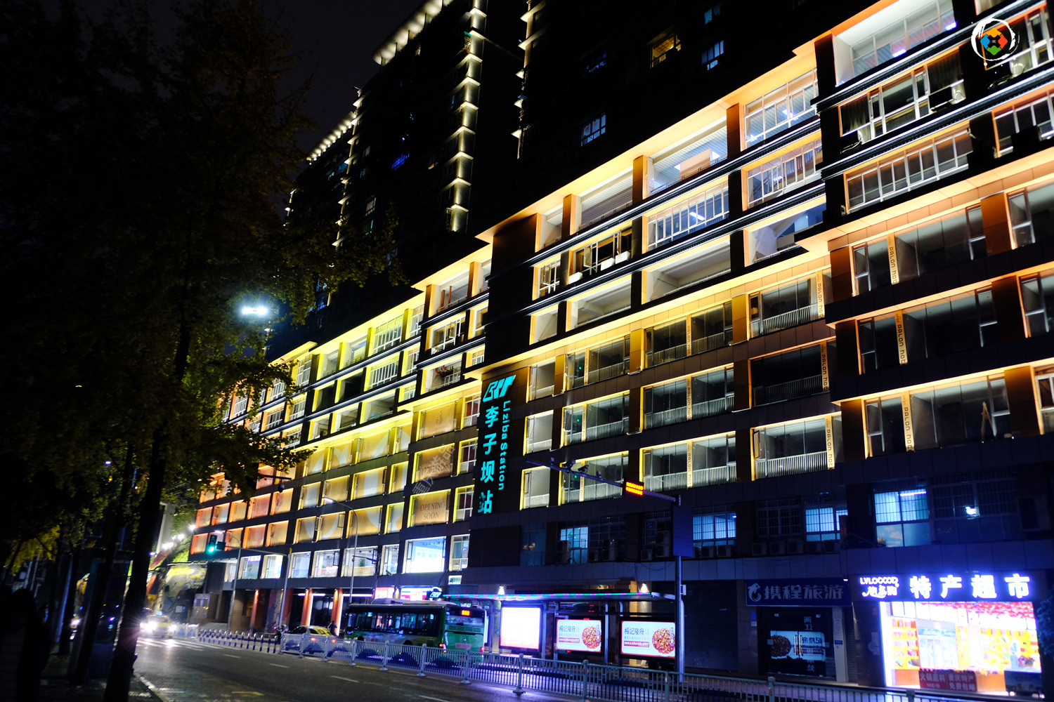 重庆李子坝夜景灯饰会影响居民吗？现场实地打探，窗户下就是光源