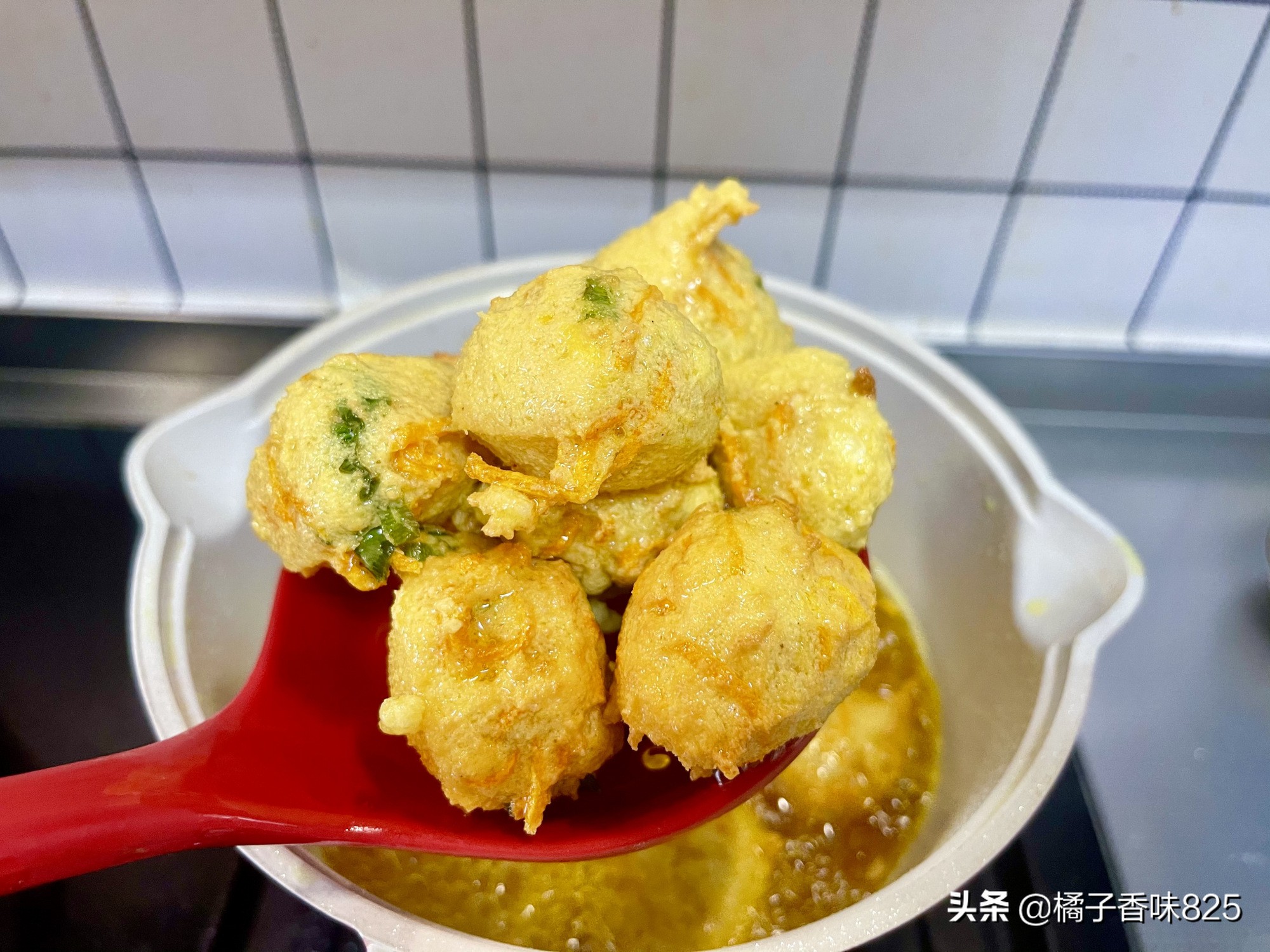 麻婆豆腐吃腻了，试试这个做法，一口一个的小丸子，不加肉也特香