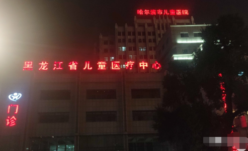 5岁女童遭邻居性侵案：失踪一晚后被嫌疑人送回，下身严重撕裂引发肺部感染，嫌疑人已被控制
