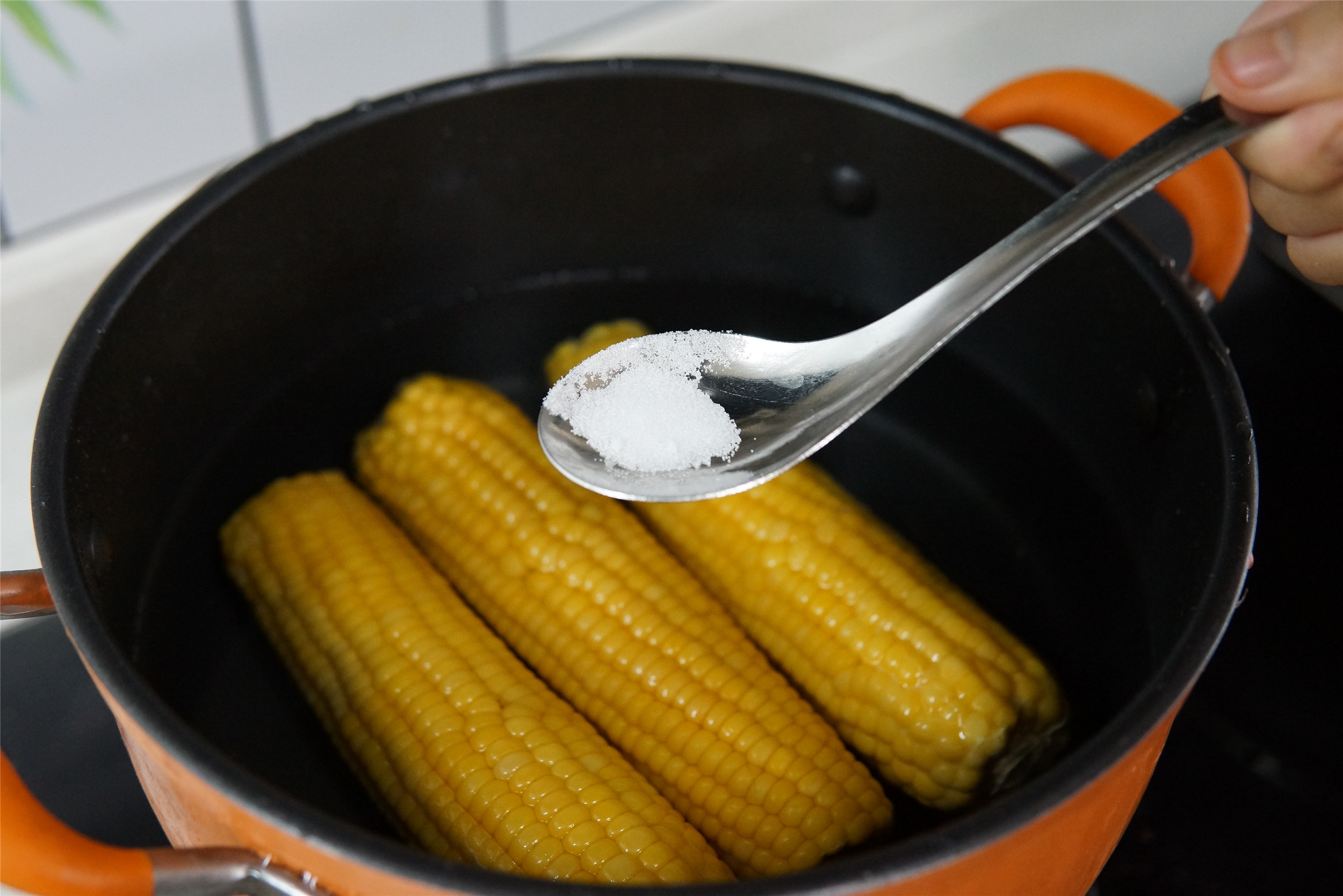 冬天煮玉米，别只会用清水，多加几样料，玉米不老不硬，软糯香甜