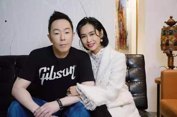 朱茵夫婦罕見合體，老公穿運動裝陽光帥氣，朱茵短髮白裙好甜美