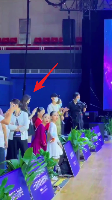 马伊琍文章同时看女儿比赛，文章女友疑现身，颜值身材碾压马伊琍