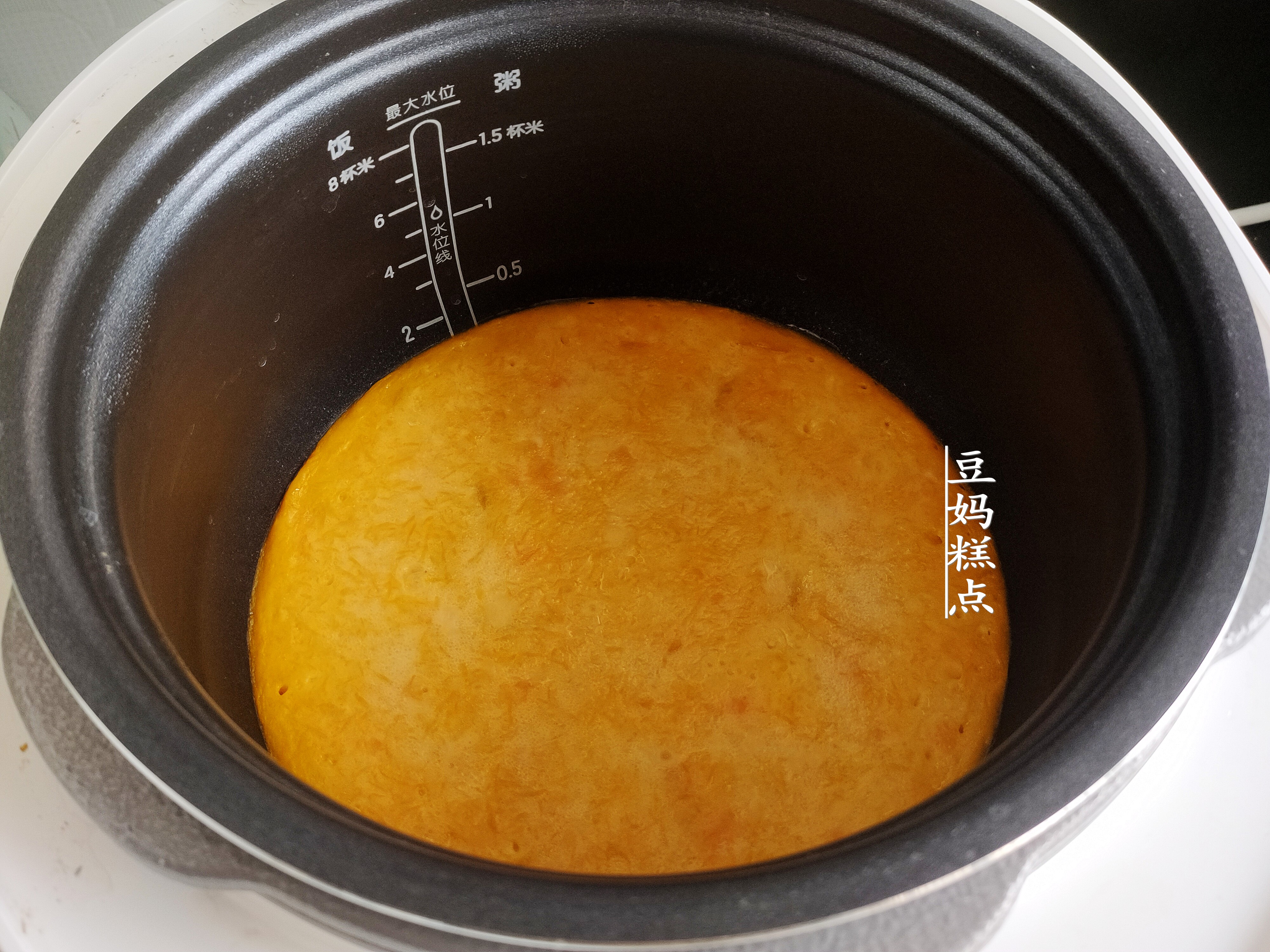 睡前5分鐘拌好麵糊即可，這款南瓜蛋糕，不用烤箱，口感柔嫩細膩