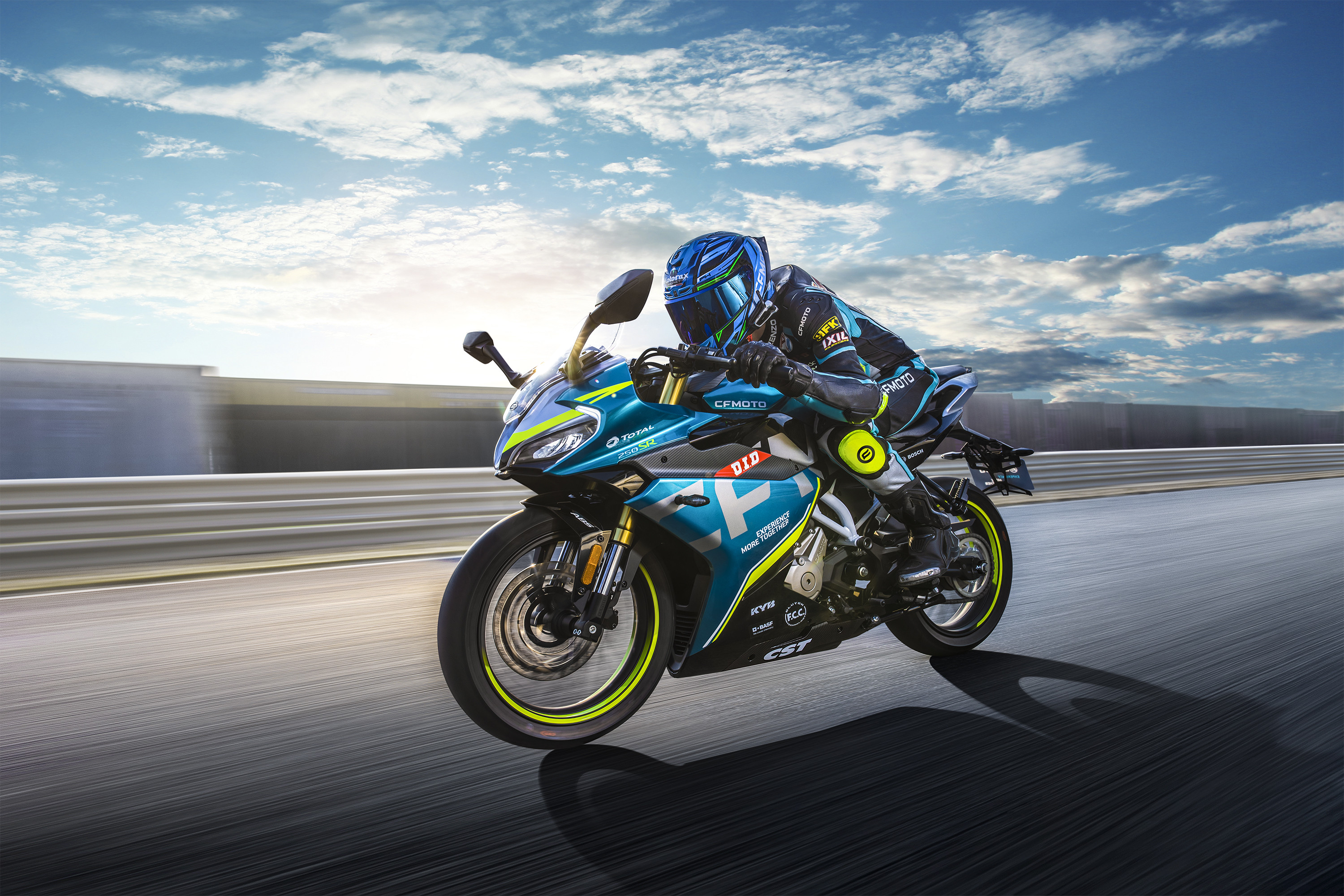 春风最新推出的250sr赛道版,最直观的改变就是全新的外观贴花.