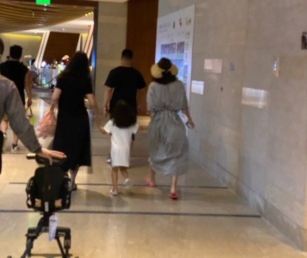 三亞偶遇章子怡，母女三人牽手同行溫馨有愛，醒寶俏皮可愛心情好