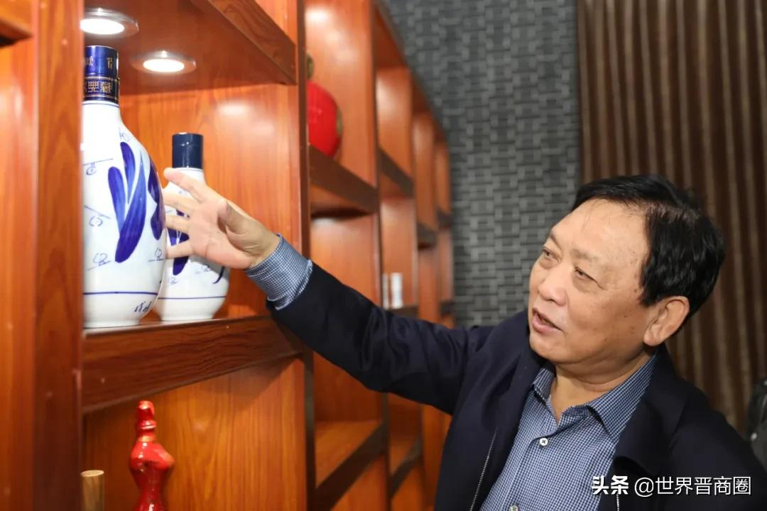 李秋喜、谭忠豹这个动作真帅!汾酒“长寿酒”签名仪式景德镇举行