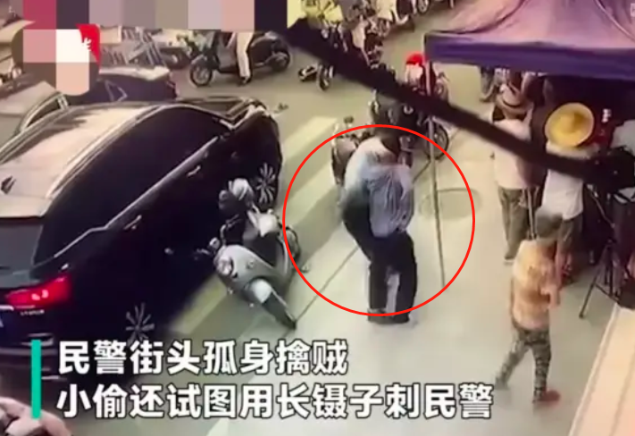 广西一民警当街与小偷搏斗，小偷数次用利器攻击，群众围观却无人帮忙