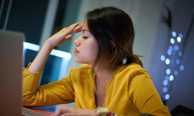 白头发越长越多，是怎么回事？医生：或是体内缺了2种维生素