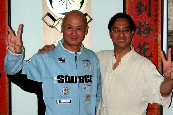 曾是知名的武打演员，如今晚年没人照顾，落魄到生活无法自理