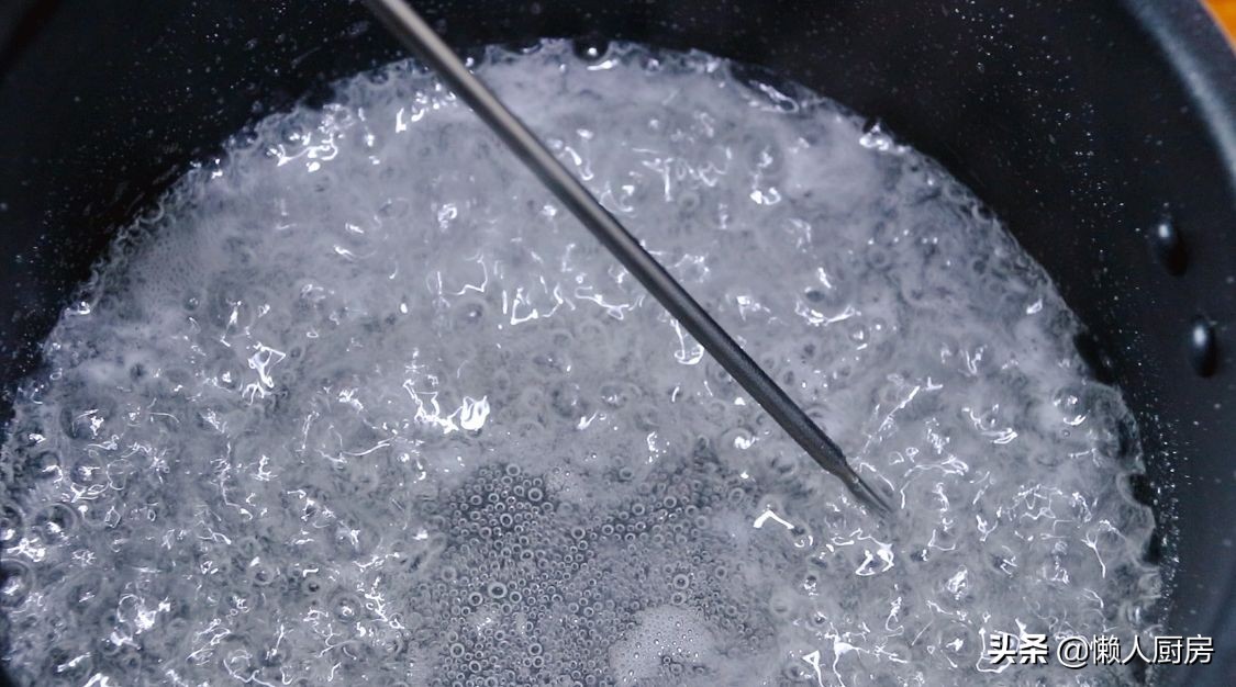 這是棉花糖的簡單做法，只需要4種食材，還可做雪花酥、牛軋糖