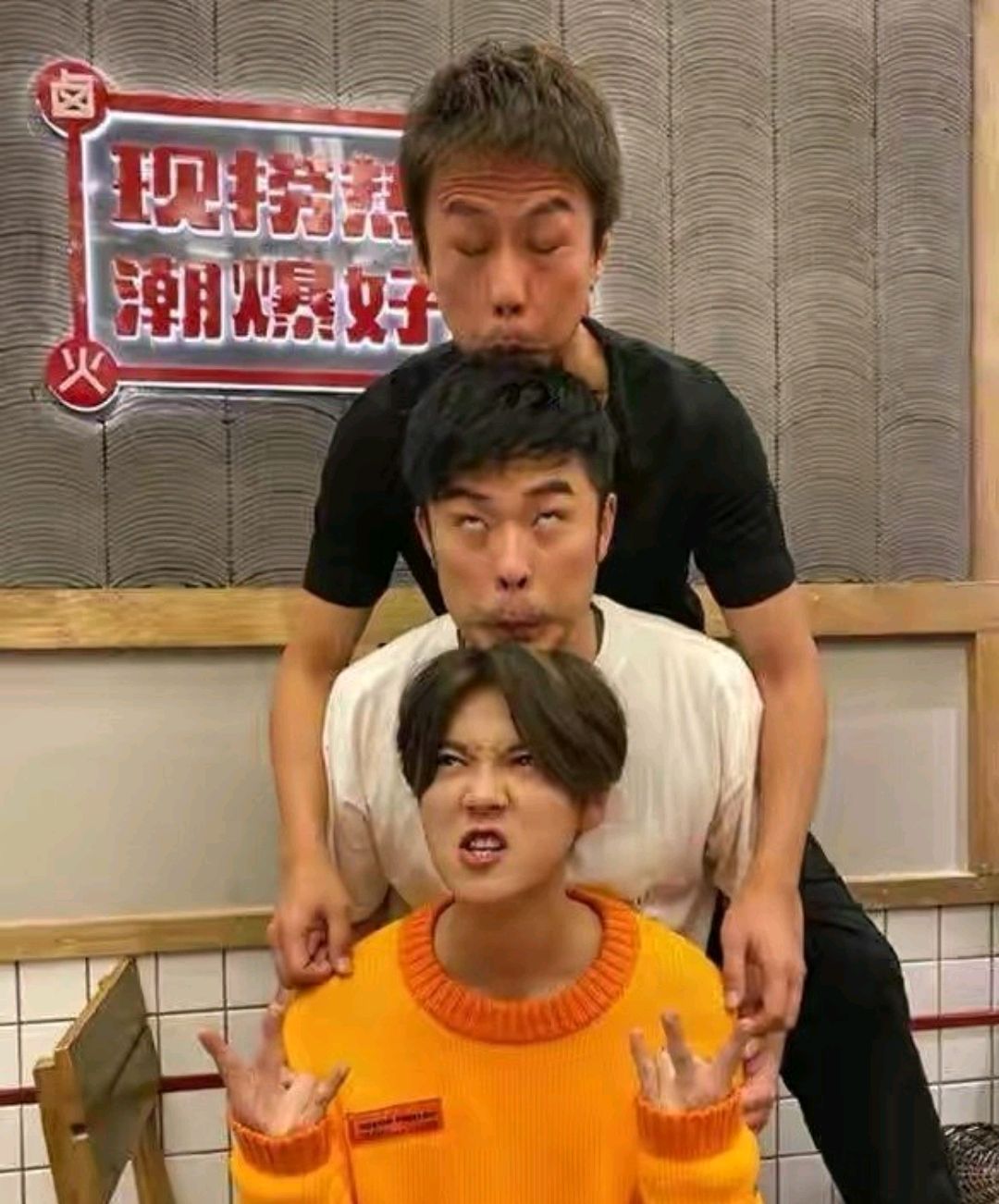 邓超偷拍《哈哈哈哈哈》嘉宾睡觉，令人感叹的是鹿晗的睡颜