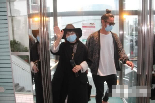 98岁赌王何鸿燊病逝，墓地公开，生前最后公开照