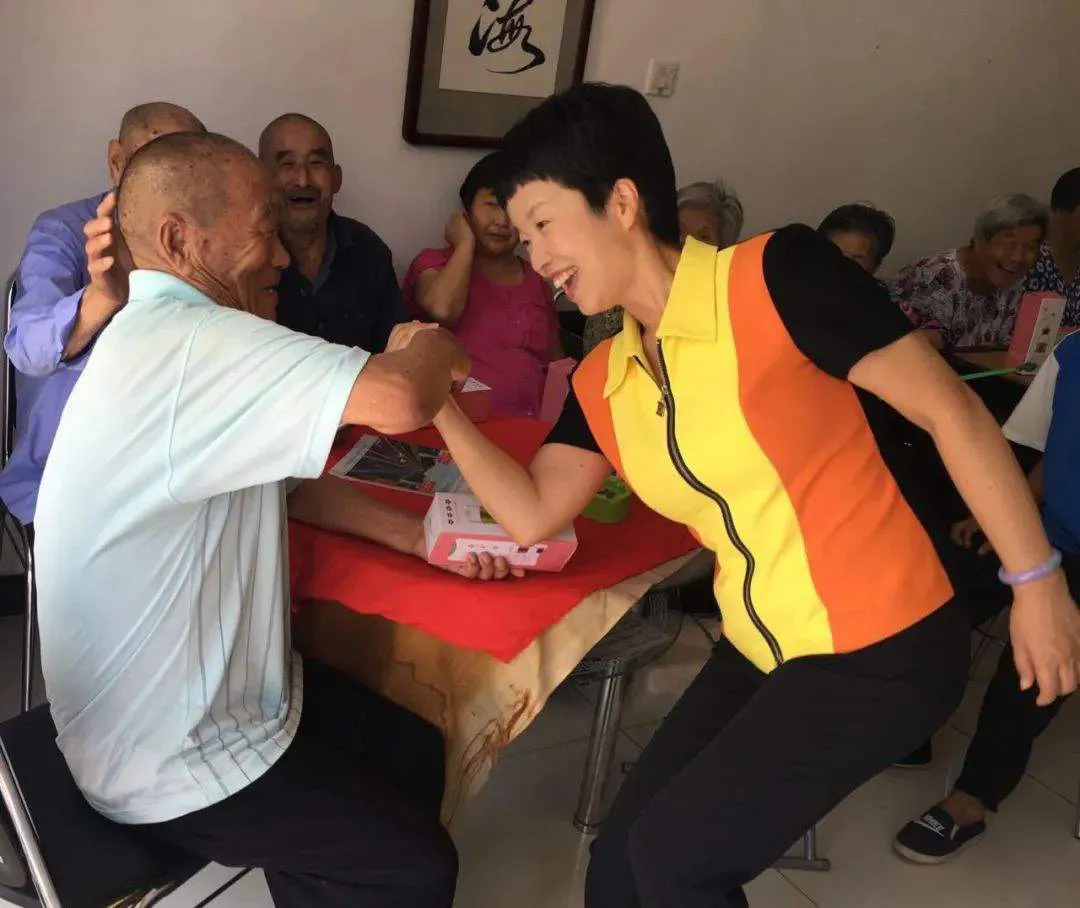 从央视主持人,到饰演周恩来夫人,她的命运因