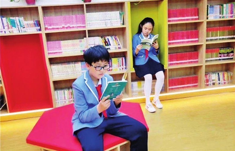 太原后小河小學(xué)開展“書香啟智門”活動(圖1) 太原后小河小學(xué)開展“書香啟智門”活動(圖1)