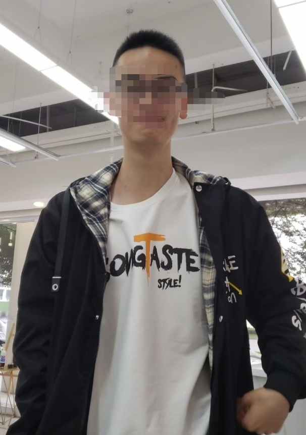 成都17岁中学生校内坠亡，妈妈在母亲节收到噩耗，在校门外苦等至深夜