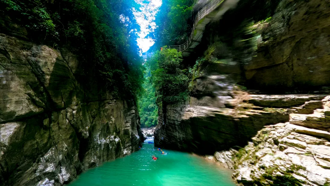 中国旅游日为更好地服务游客,恩施地心谷景区错峰免费