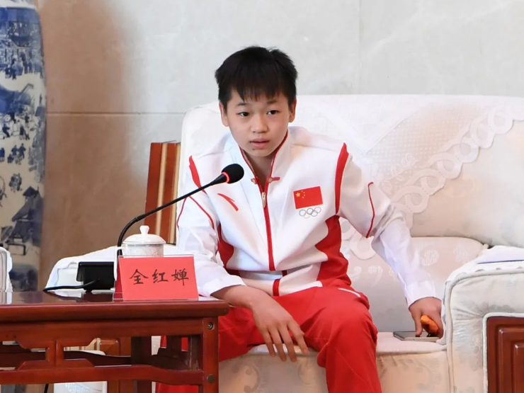 排面！全红婵逛动物园，被人民日报2次报道，央视也点名称赞她