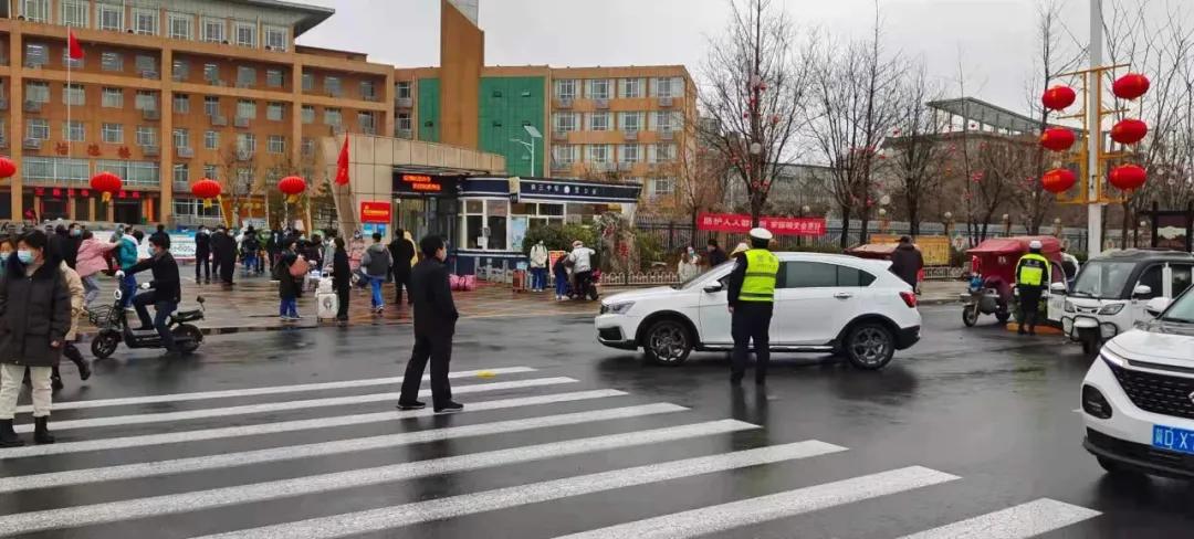 邯郸交巡警为开学季保驾护航