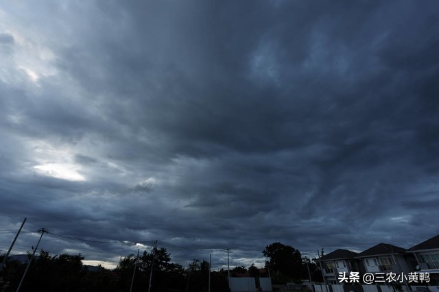 大风+雷暴+暴雨+冰雹，5月冷暖气流变化剧烈，农民：罕见，毁庄稼