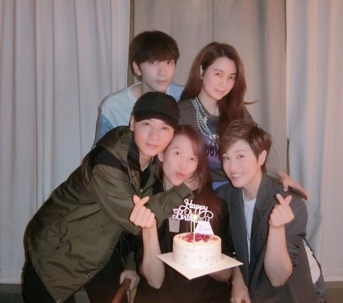 48岁蔡少芬晒庆生照，张晋推掉工作陪吃烛光晚餐，甜蜜相拥超幸福