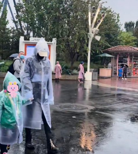 baby陪儿子玩耍后开工，小海绵机场送别妈妈，不哭不闹超乖巧