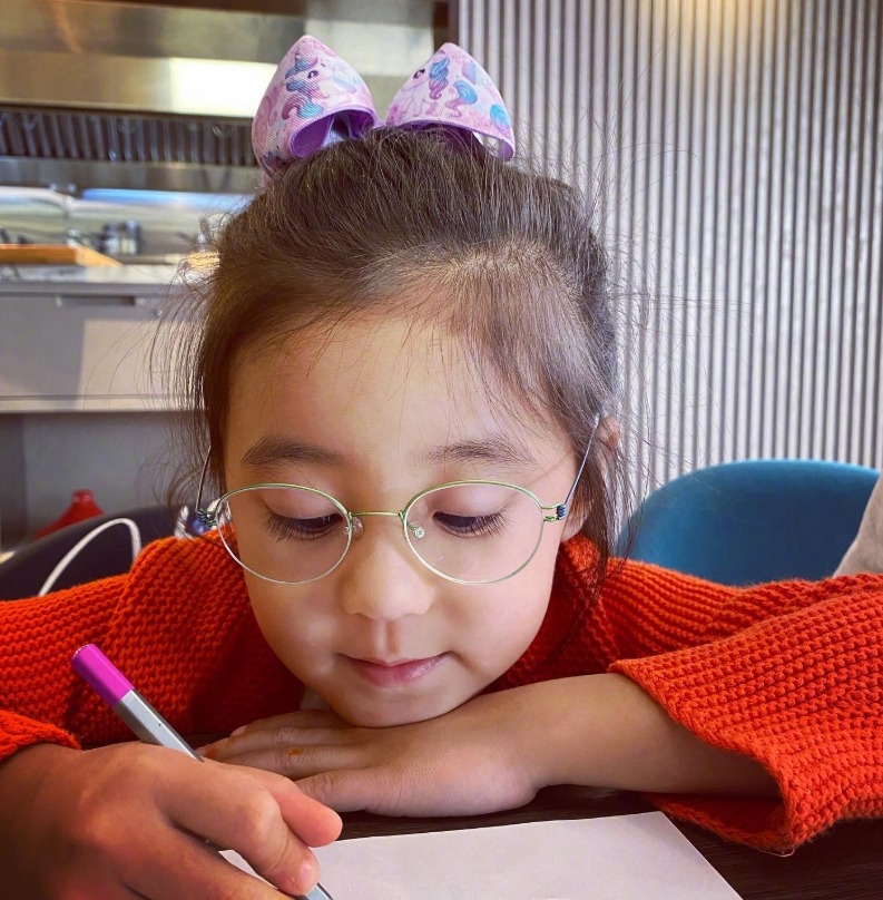 咘咘美照被傳，3歲妹妹波妞意外成焦點，這生圖顏值美翻了呀