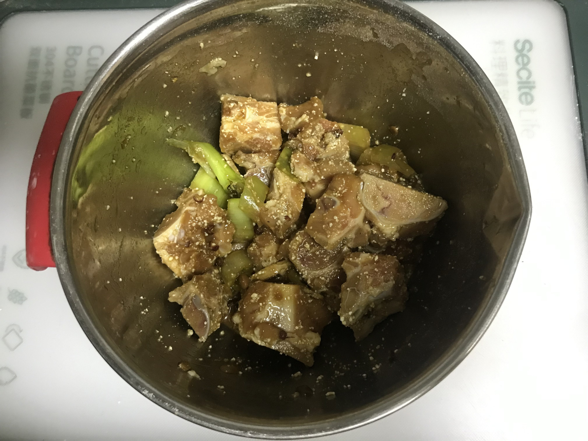 蒸排骨，先焯水是错的，只需多加1步，肉质滑嫩多汁，好吃不上火