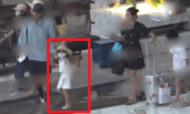 杜江一家游玩被偶遇，霍思燕手牵神秘小女孩，嗯哼抱玩具不撒手