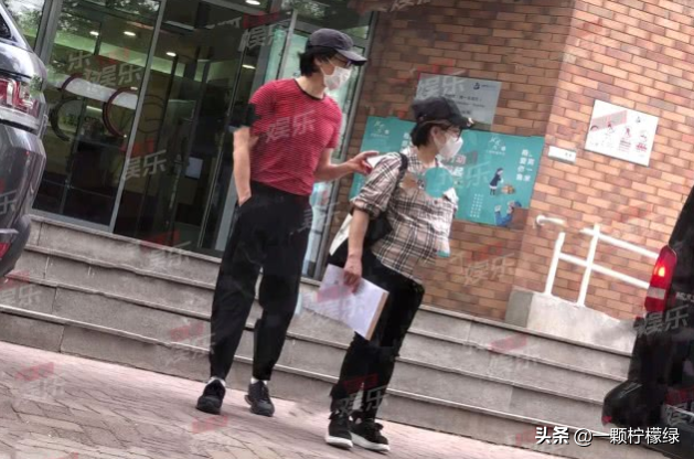 刘璇41岁怀二胎，丈夫陪伴挺巨肚现身，身体素质超强走路带风