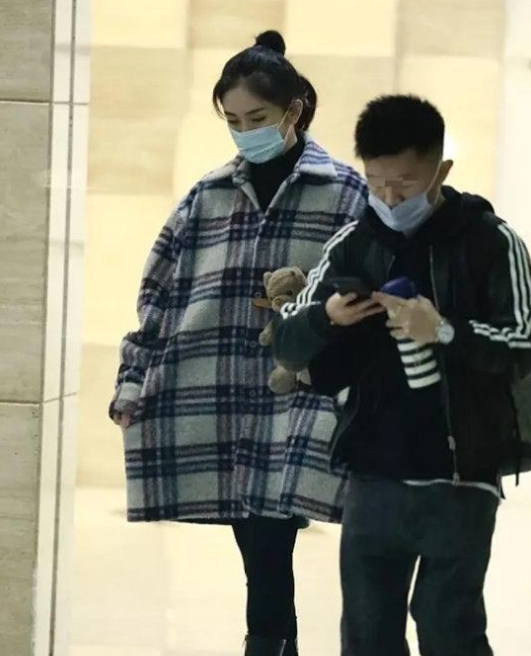 谢娜挺孕肚亮相，39岁拼二胎为生活四处奔波，被