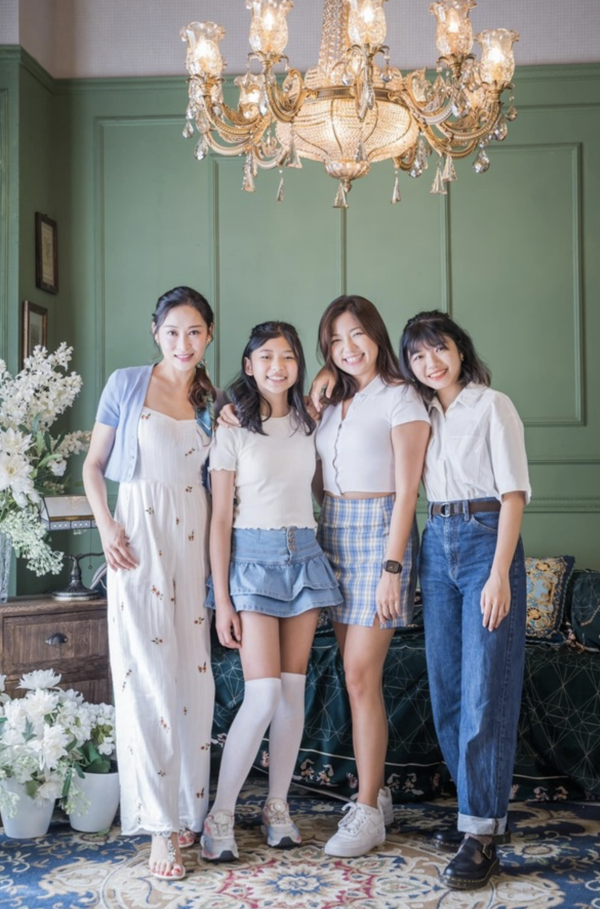 杨怡姐姐晒全家福庆祝女儿毕业，俩继女罕见出镜，一家人感情融洽