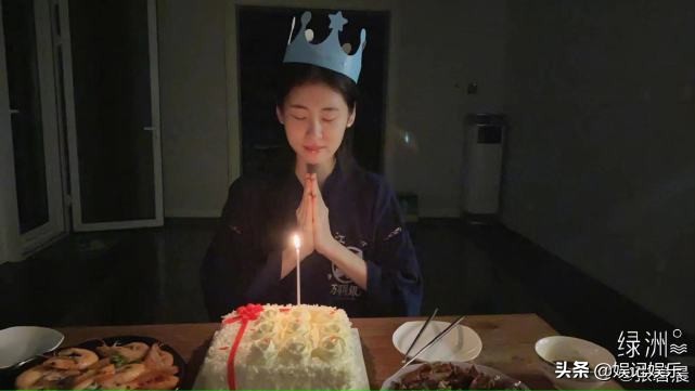 Hua Chenyu birthday, zhang Bichen nods assist to scatter candy, first trends after admitting to become Mom is sweet to everybody