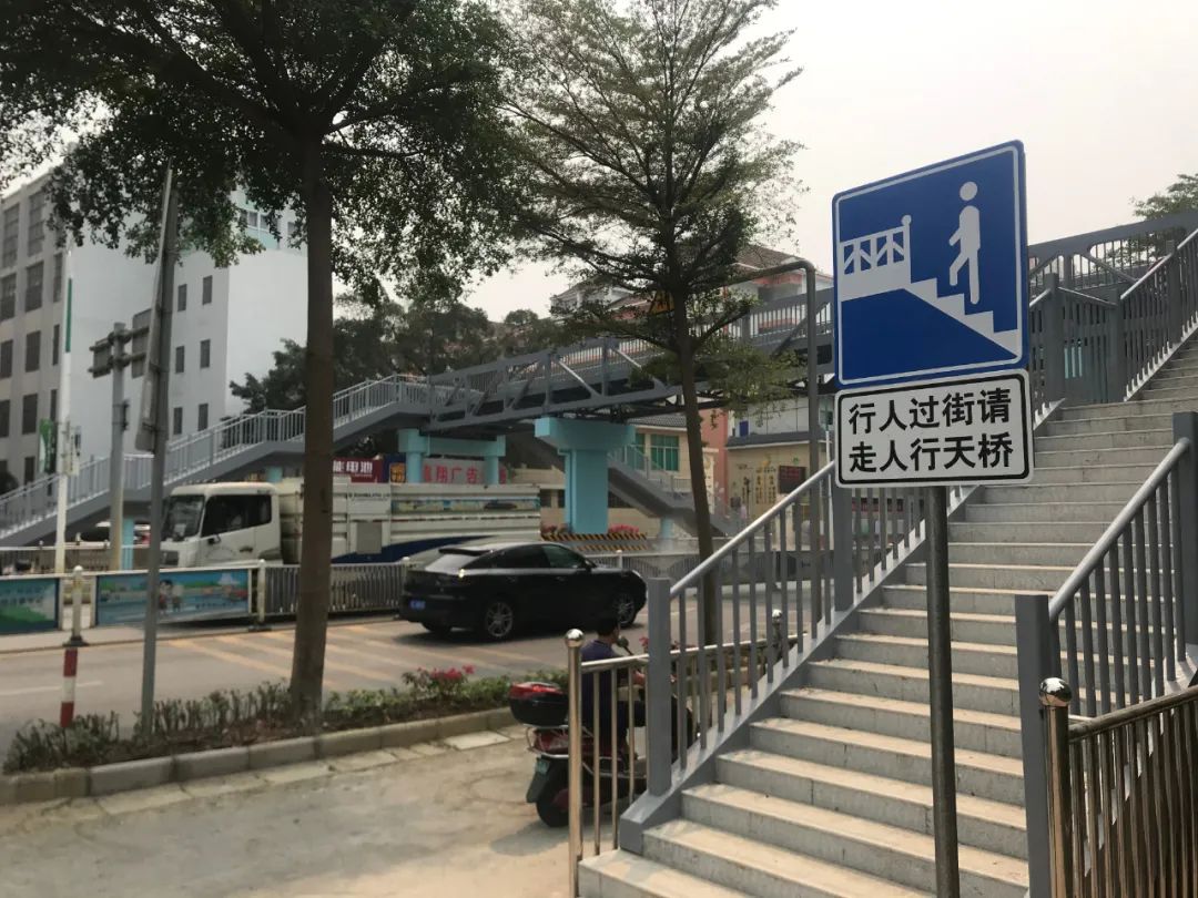 百色市实验小学人行天桥今天正式开通 百色,百色市,市实,市实验小学,实验