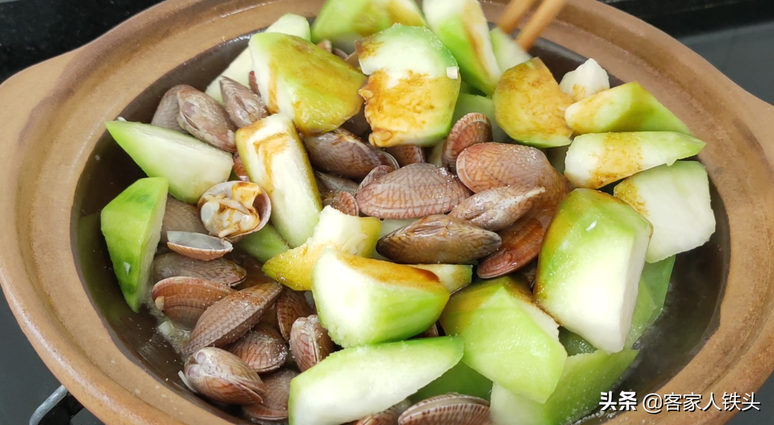 6月天热多给家人吃丝瓜，配上花甲做一锅，多汁味美，营养又下饭