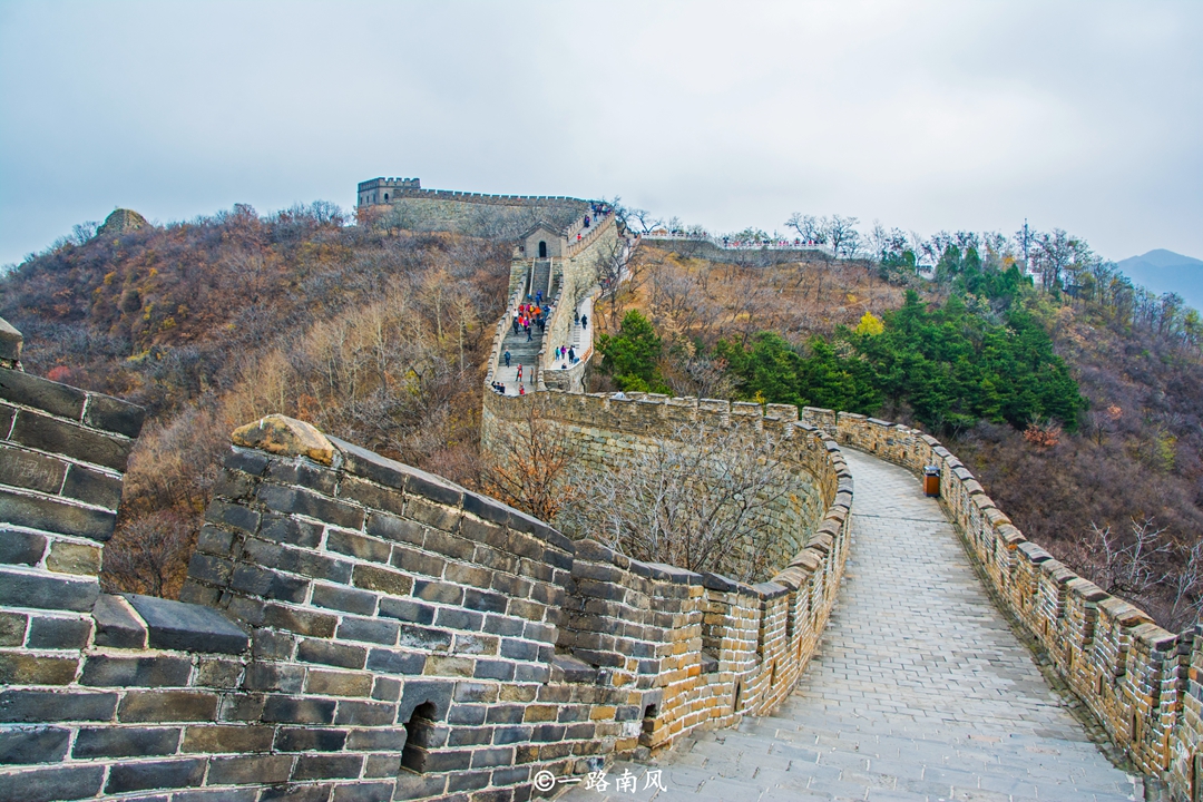 The most beautiful season of the Mutianyu Great Wall in Beijing, the mountains and wilds are dyed with forests, an amazing visual feast